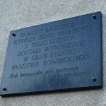 Tablica pamiątkowa na ścianie Urzędu Miasta w Łaziskach Górnych